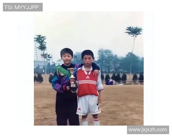 两个小孩踢足球意外召唤球星降临赛场展开传奇对决