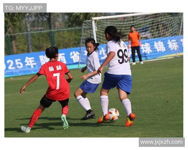 11月足球赛场闪耀之星盘点：本月最佳球员与表现抢眼人物分析